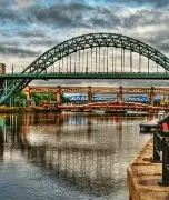 纽卡斯尔发布备战花絮，清晨回应争议，德甲任务艰巨，控场能力受关注