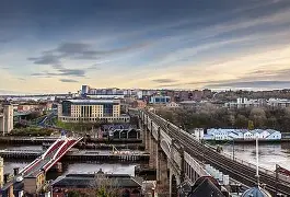 纽卡斯尔发布备战花絮，清晨回应争议，德甲任务艰巨，控场能力受关注